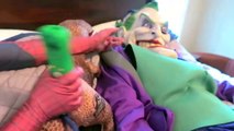 Spiderman vs Joker vs Frozen Elsa - Spiderman Puppet! - Pink Spidergirl, Poison Ivy - Fun Superhero-Ejf