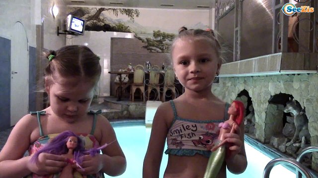 ВЛОГ Купаемся в бассейне с надувными игрушками и русалками Видео для детей