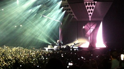 Ed Sheeran chante "Shape Of You" à Anvers