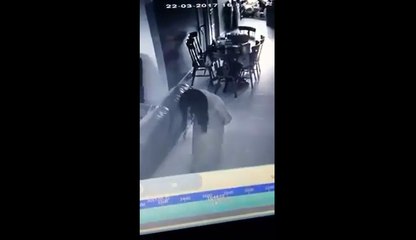 Une caméra de surveillance filme une femme de ménage possédée.