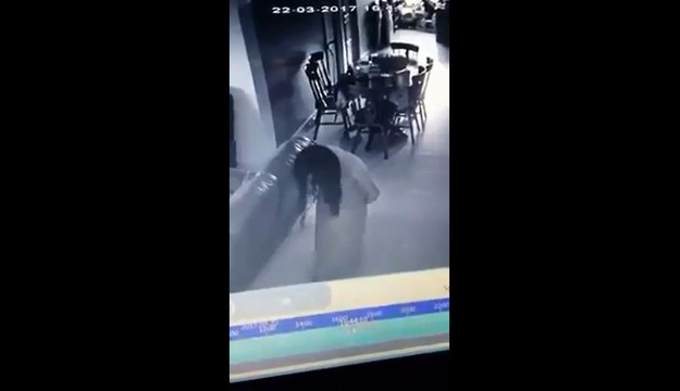 Une caméra de surveillance filme une femme de ménage possédée.