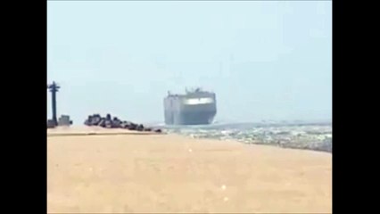 Un bateau de croisière en detresse à cause de vents violents...