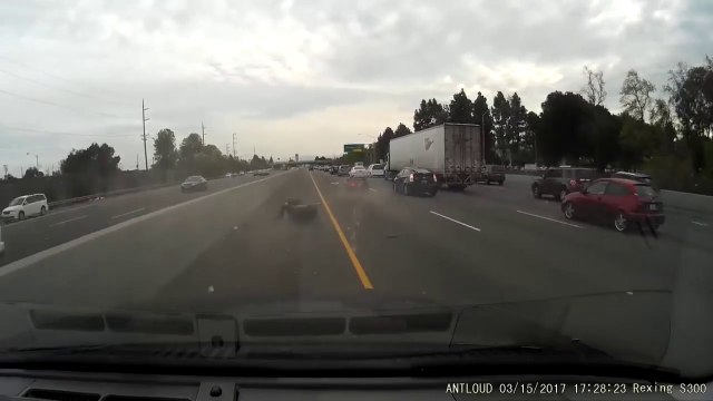La prochaine fois il regardera dans le rétro en déboîtant... un chauffard percute un motard