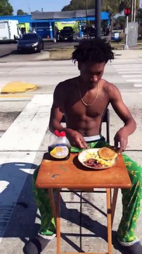 Ce gars a décidé de prendre son petit dej au milieu de la route