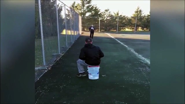 Hey toi! Reste pas assis comme ça... Bim, elle eclate tout en un lancer