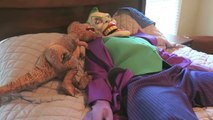 Spiderman vs Joker vs Frozen Elsa - Spiderman Puppet! - Pink Spidergirl, Poison Ivy - Fun Superhero-EjflGYC