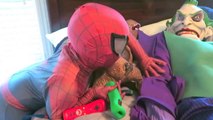 Spiderman vs Joker vs Frozen Elsa - Spiderman Puppet! - Pink Spidergirl, Poison Ivy - Fun Superhero-EjflGY