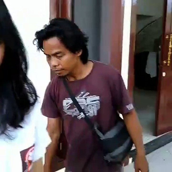 roman pegang tangan Wulan