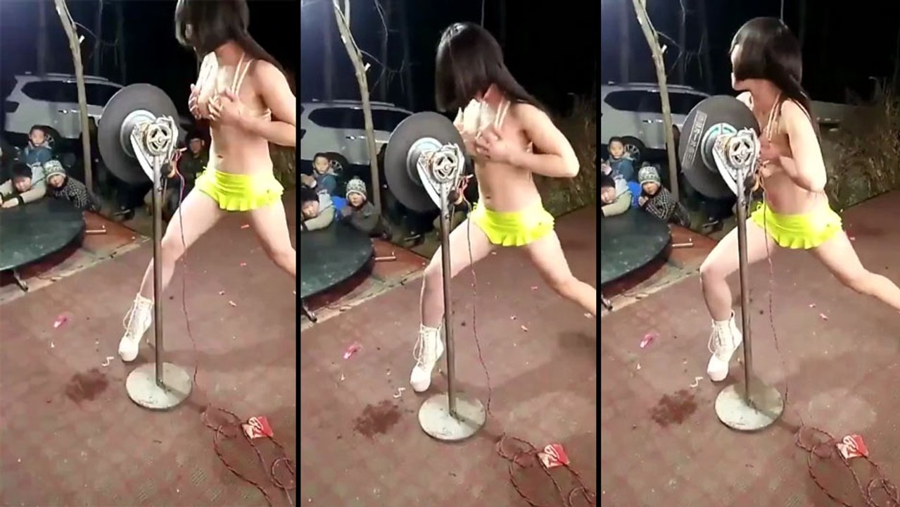 Une femme arrête une disqueuse avec le haut de son corps