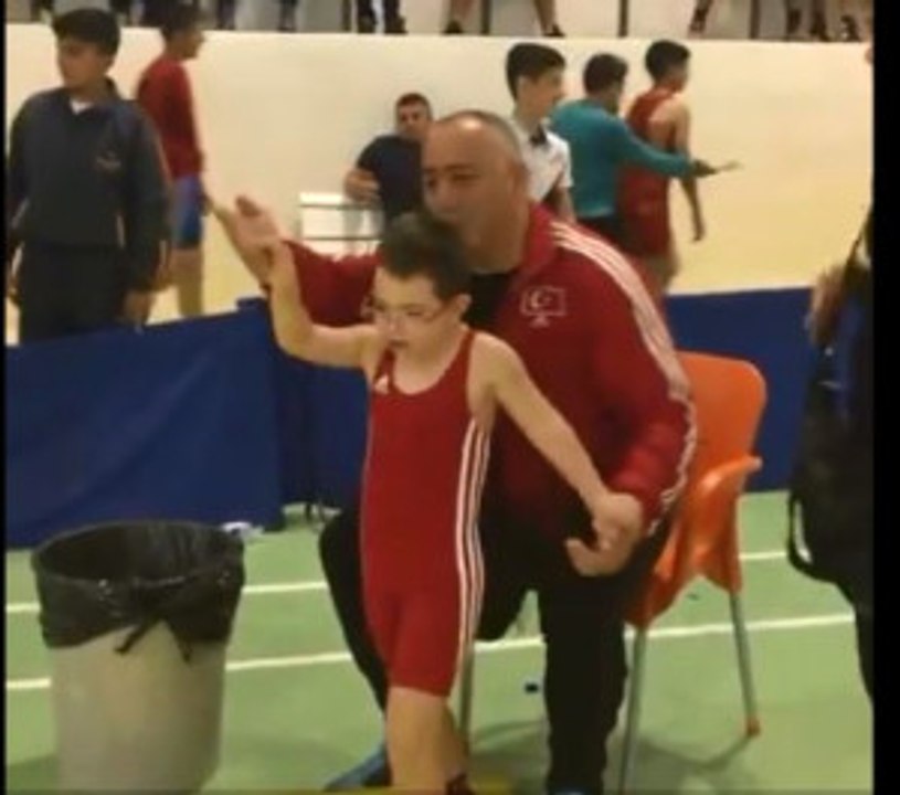 Down Sendromlu Güreş Hastası Fatih Yaptığı Hareketlerle Hayran Bıraktı