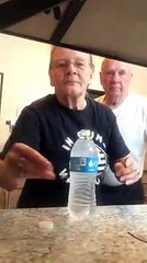 Une mémé fait la blague amusante de la bouteille d’eau à son mari