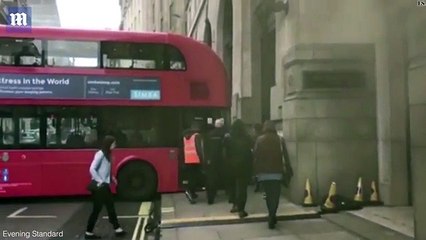 London double-decker bus driver gets wedged in a street _2017