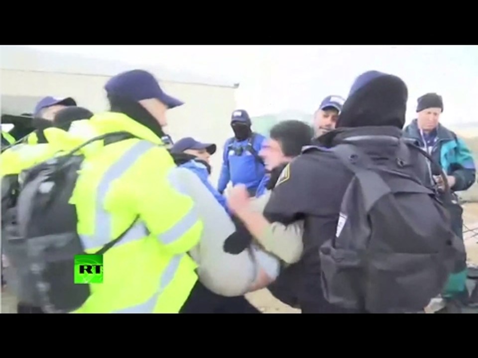 RAW: Amona outpost settlers resist their eviction by Israeli police