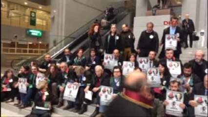 Adliye Içinde Eylem Yapan Gruba Polis Müdahalesi