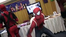 SPIDER-MAN vs HARLEY QUINN vs BATMAN vs SUPERMAN at Comic Con!-XcAXSw4