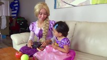 Rapunzel Baby Visits Eye doctor for new Glasses w_ Snow White, Princess Rapunzel, Doctor-TlIkdN