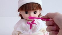 Baby Doll Bath Time Eating Color M&Ms Chocolate Shit Color POOP With Finger Song-ZdJ