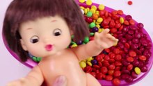 Learn Colors Crying Baby Doll Bath Time With M&Ms Chocolate Nursery Rhymes Finger Song-NT6