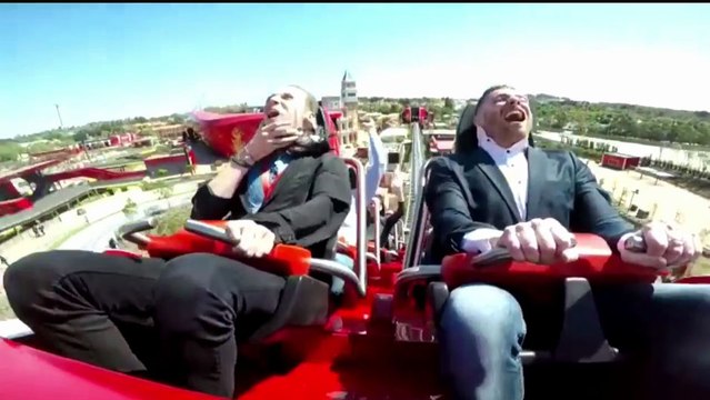 Cet homme reçoit un oiseau pendant une attraction