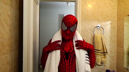 Video herunterladen: Spiderman Bath Time with Frozen Elsa, Hulk, Joker & Pink Spidergirl - Superheroes Movie In Real Life-rk