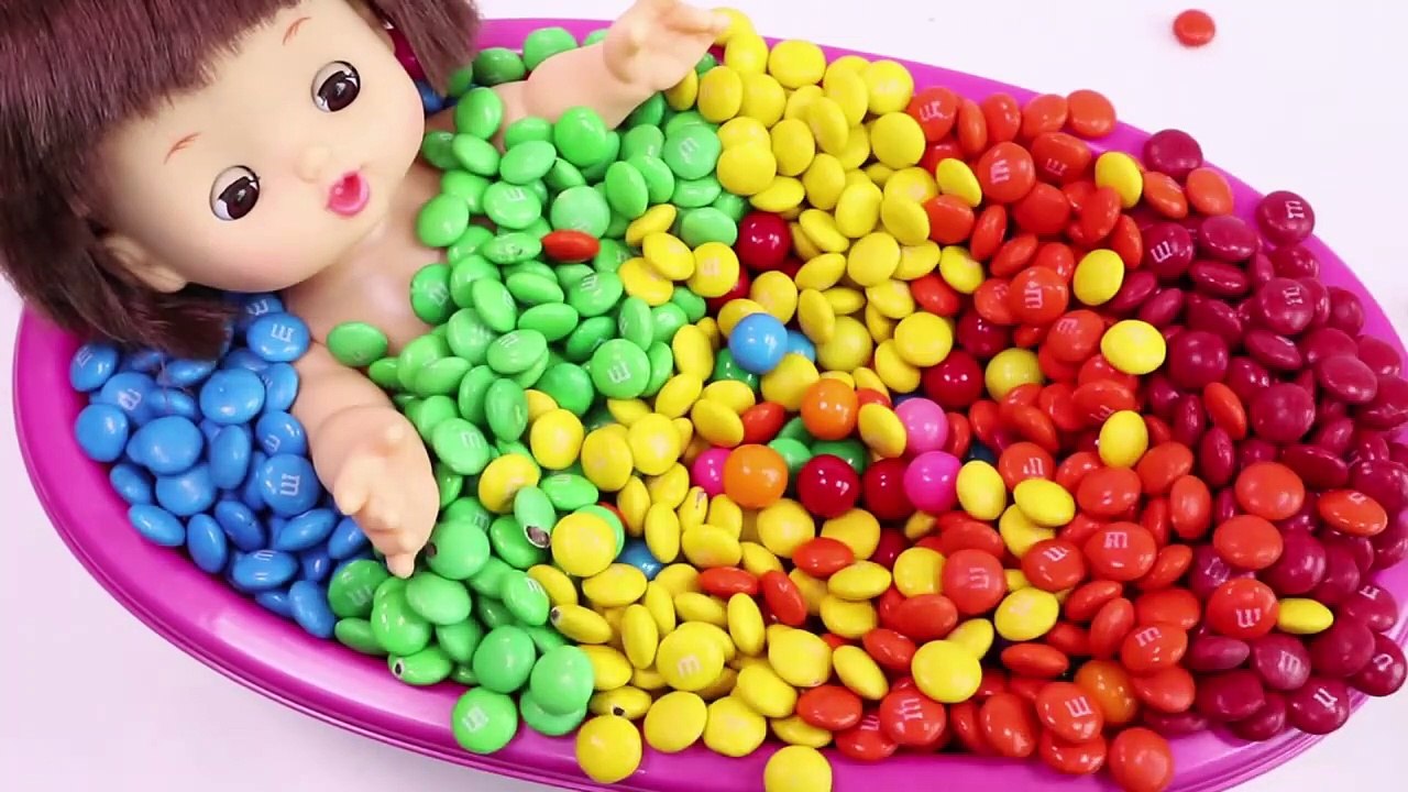 Learn Colors Crying Baby Doll Bath Time With M&Ms Chocolate Nursery Rhymes Finger SongNT6G9hF