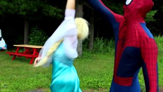 Frozen Elsa & Spiderman vs Genie! w_ Pink Spidergirl, Joker, Maleficent, Princess Anna & Giant Candy-Y0ZwNeUv