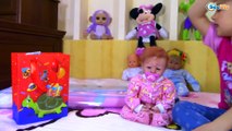 Подарки для маленькой куклы. Видео для детей