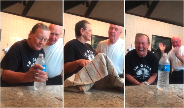 Cette grand-mère fait la blague de la pièce dans la bouteille d'eau à son mari
