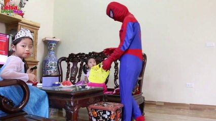 Frozen Elsa vs Spiderman  ELSA Supergirl Go to MARKET buy Clothes, Meat, Chicken, Egg! w_ Kids fun-jVbHLt