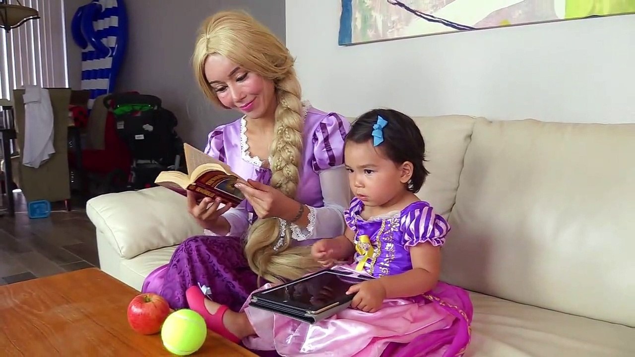 Rapunzel Baby Visits Eye doctor for new Glasses w_ Snow White, Princess Rapunzel, Doctor-TlIkdNvJx