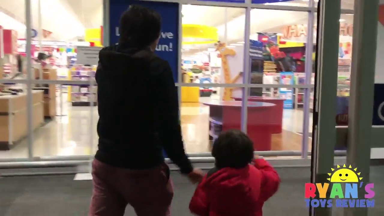 TOYS HUNT at Toys R Us Ryan ToysReview! Giant Life Size Dinosaur kids toy store! Family Fun Trip-WFavtgg