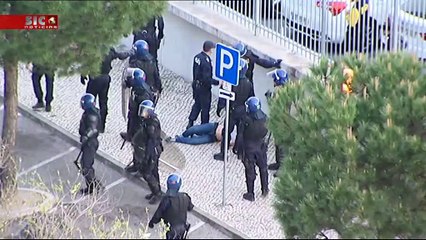 Un policier stoppe un supporter en lui donnant un violent coup de pied