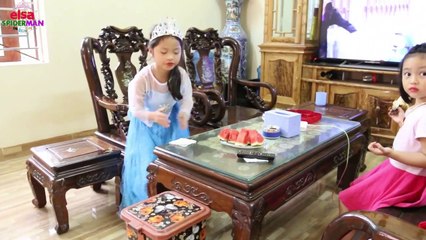 Frozen Elsa vs Spiderman  ELSA Supergirl Go to MARKET buy Clothes, Meat, Chicken, Egg! w_ Kids fun-jVb