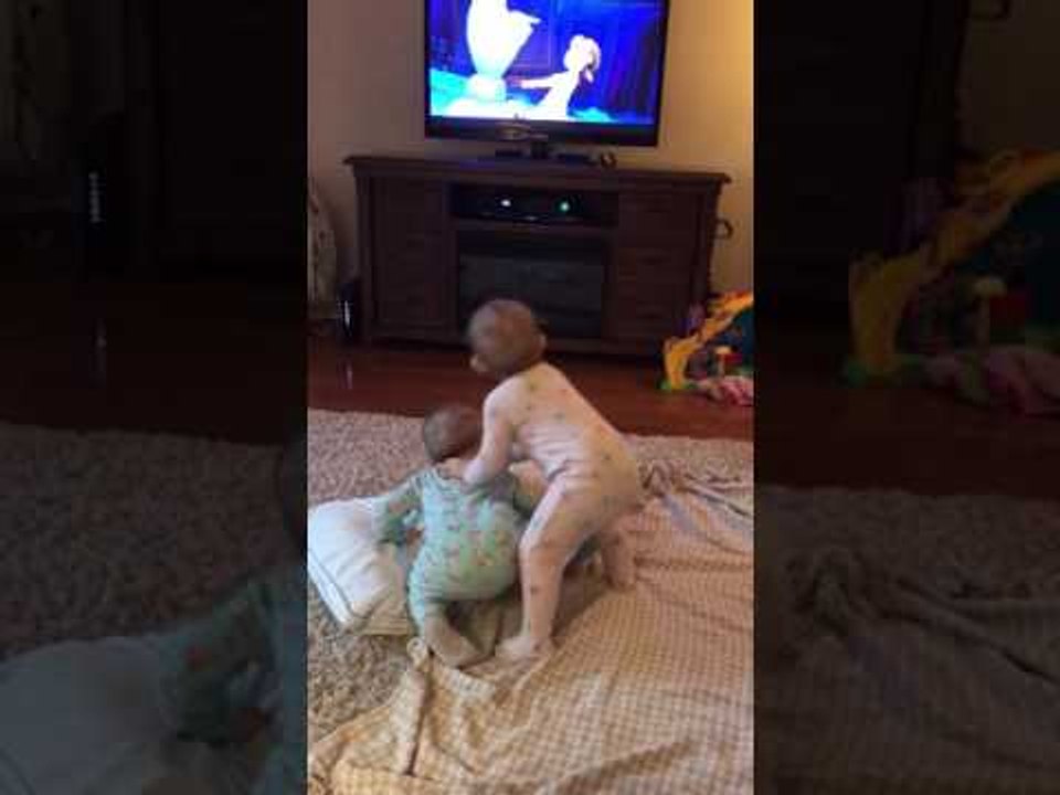 Des jumelles s’amusent à rejouer une scène de « La Reine des Neiges »! Adorable!