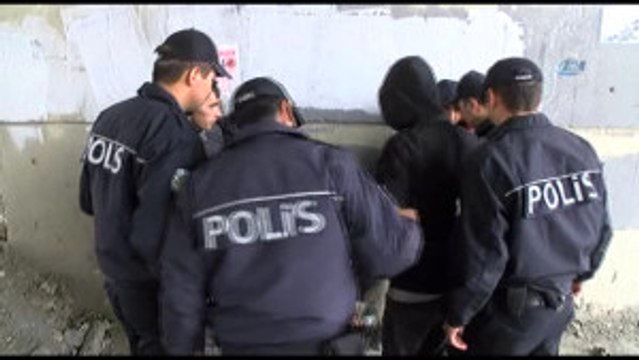 Esenyurt'ta Madde Bağımlısı Gençler Polis Ekipleri Tarafından Tedavi Edilmek Üzere Toplandı