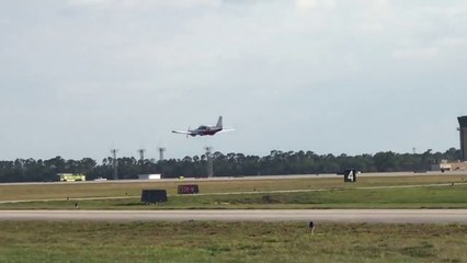 下载视频: Atterrissage sans les roues d'un avion sur une piste d'aéroport !