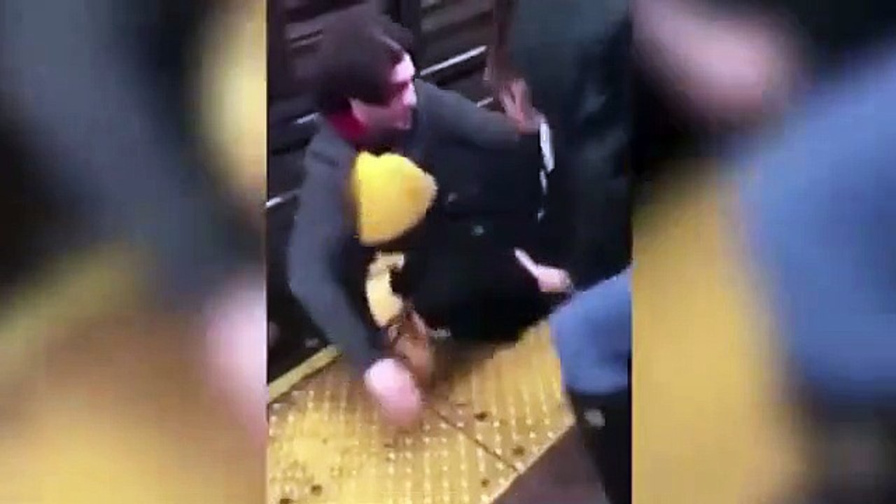 Il saute sur la voie du métro pour sauver un enfant tomber sur les rails