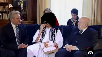 Τσολιας τρωει πιτσα στο μεγαρο μαξιμου ελληνοφρενεια