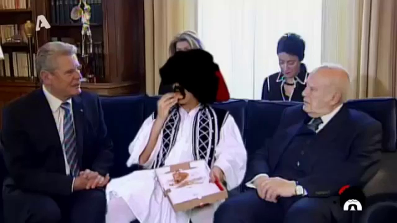 Τσολιας τρωει πιτσα στο μεγαρο μαξιμου ελληνοφρενεια