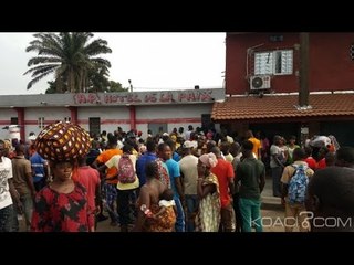 UN COUPLE COLLÉ DANS UN HÔTEL A ABOBO