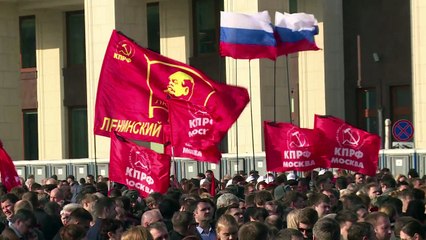 Thousands in Moscow hold tribute for St. Petersburg victims