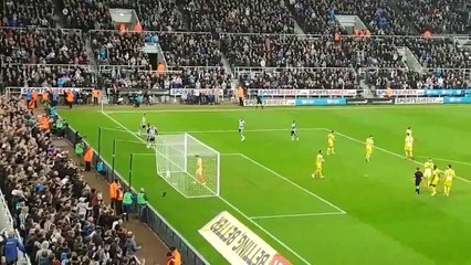 Un arbitre oublie le règlement et annule un pénalty en plein match.