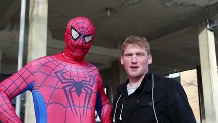 【スパイダーマンキスドッキリ】あの名シーンを再現してキスw【海外人気ドッキリ！ハプニング集！俺的ランキング！】