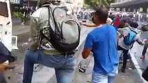 Los manifestantes venezolanos hicieron retrocer POR PRIMERA VEZ al camión represivo conocido como 