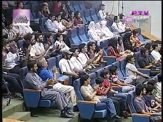 مزاحیہ شاعر نے ہنسا ہنسا کر سامعین کے پیٹ میں درد کردیا