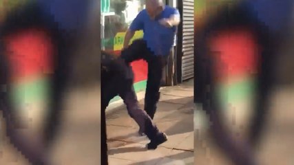 Un passager se prend une raclée par un chauffeur de bus.