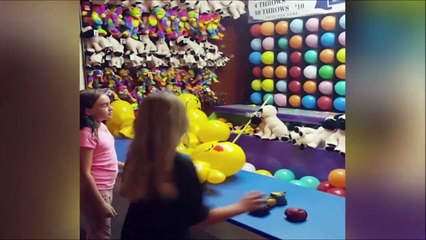 Elle vise le ballon et touche le forain! Headshot