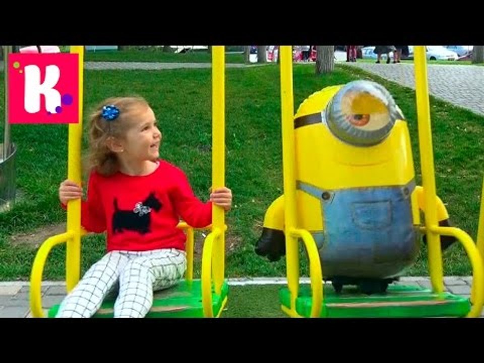 Миньоны на прогулке и подушка пердушка Прикол Катя гуляет с миньоном на детской площадке и в кафе Minions for a walk