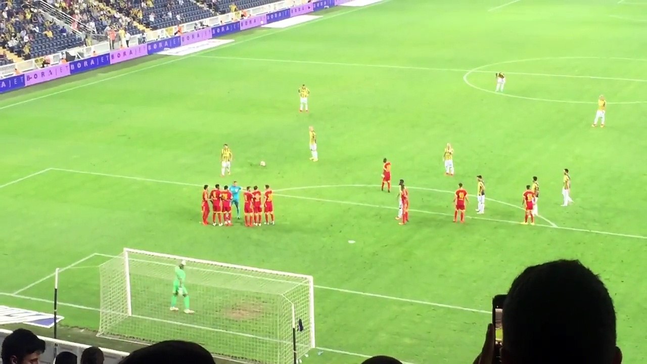 Simon Kjaer'den Harika Frikik Golü