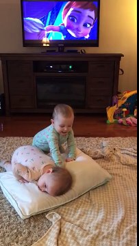 Ces jumelles rejouent une scène de La reine des Neiges : elles sont bluffantes !